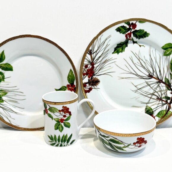 Dinner Plate, "Holiday Laurel" by St. Nicholas Square, 18 Karat Gold Band - Picture 2 of 4